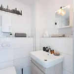 - Cozy In The Heart Of With New York Design & Betten & Sofa - 5 Mins Central Station Hbf - Big Tv & Wifi -- *