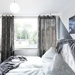- Cozy In The Heart Of With New York Design & Betten & Sofa - 5 Mins Central Station Hbf - Big Tv & Wifi -- Duisburg