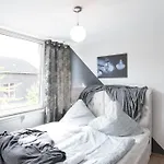 Apartment - Cozy In The Heart Of With New York Design & Betten & Sofa - 5 Mins Central Station Hbf - Big Tv & Wifi -- *