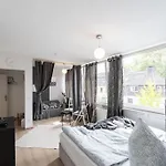 Apartment - Cozy In The Heart Of With New York Design & Betten & Sofa - 5 Mins Central Station Hbf - Big Tv & Wifi -- Duisburg