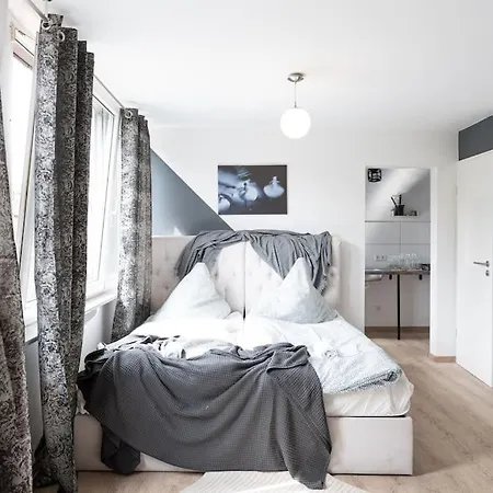 - Cozy In The Heart Of With New York Design & Betten & Sofa - 5 Mins Central Station Hbf - Big Tv & Wifi -- Apartment Duisburg