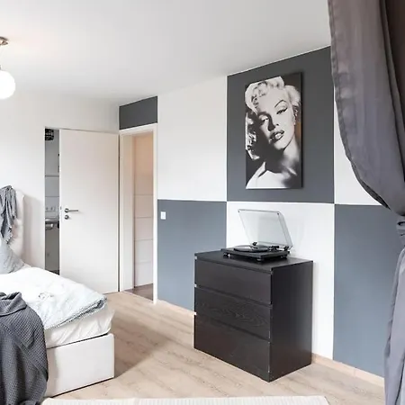 Apartment - Cozy In The Heart Of With New York Design & Betten & Sofa - 5 Mins Central Station Hbf - Big Tv & Wifi -- *