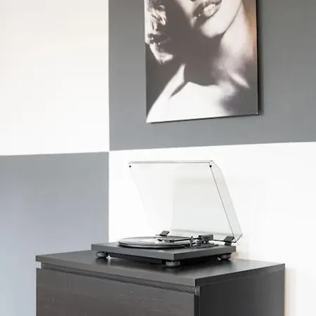 Apartment - Cozy In The Heart Of With New York Design & Betten & Sofa - 5 Mins Central Station Hbf - Big Tv & Wifi -- Duisburg