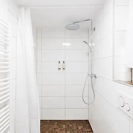 Apartment - Cozy In The Heart Of With New York Design & Betten & Sofa - 5 Mins Central Station Hbf - Big Tv & Wifi -- *