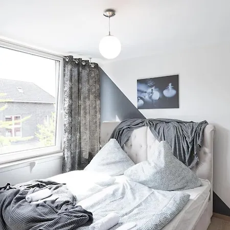 Apartment - Cozy In The Heart Of With New York Design & Betten & Sofa - 5 Mins Central Station Hbf - Big Tv & Wifi -- *