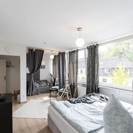 Apartment - Cozy In The Heart Of With New York Design & Betten & Sofa - 5 Mins Central Station Hbf - Big Tv & Wifi -- Duisburg