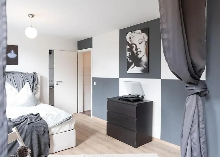 Appartement - Cozy In The Heart Of With New York Design & Betten & Sofa - 5 Mins Central Station Hbf - Big Tv & Wifi -- *