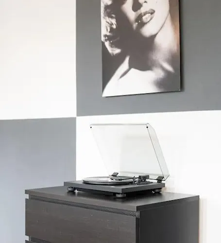 Appartement - Cozy In The Heart Of With New York Design & Betten & Sofa - 5 Mins Central Station Hbf - Big Tv & Wifi -- Duisburg