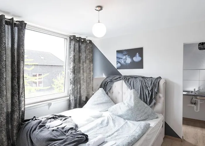 Apartment - Cozy In The Heart Of With New York Design & Betten & Sofa - 5 Mins Central Station Hbf - Big Tv & Wifi -- *