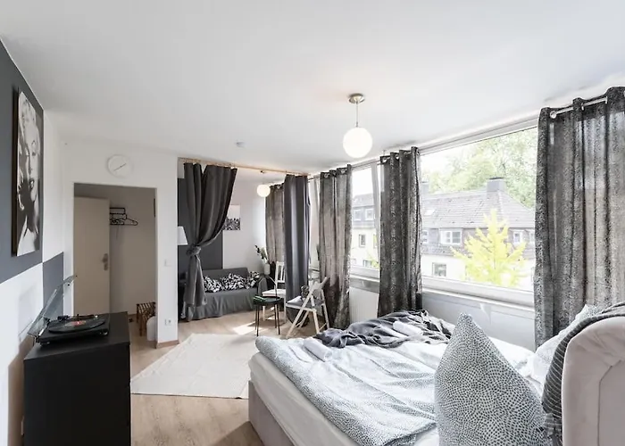 Apartment - Cozy In The Heart Of With New York Design & Betten & Sofa - 5 Mins Central Station Hbf - Big Tv & Wifi -- Duisburg